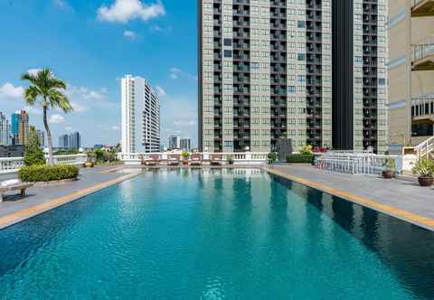 Swimming Pool Niran Grand Hotel