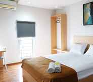 Bedroom 5 UROOMS Senayan		