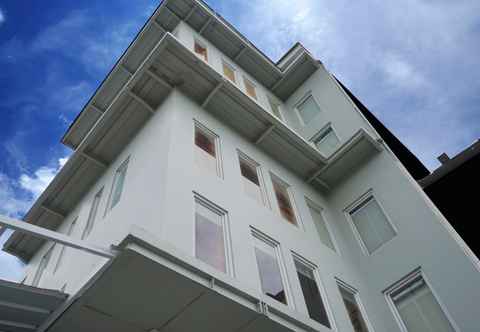 Exterior UROOMS Senayan		