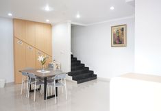 Lobby 2 UROOMS Senayan		