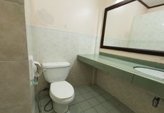 In-room Bathroom 4 OYO 89972 Borneo Paradise Beach Hotel