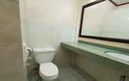 Toilet Kamar 4 OYO 89972 Borneo Paradise Beach Hotel