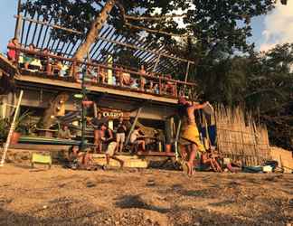 Bên ngoài 2 Outpost Beach Hostel