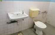 Toilet Kamar 4 SPOT ON 89989 Wispering Hotel