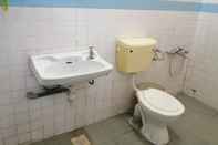 Toilet Kamar SPOT ON 89989 Wispering Hotel