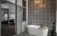 Toilet Kamar 7 Modern Hotel Georgetown