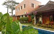 Exterior 6 Rumah Bata Guest House