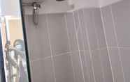 Toilet Kamar 4 Apartment Altiz Bintaro by PnP Rooms 3