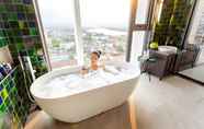 Phòng tắm bên trong 5 White Lotus Hue Hotel