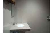 Toilet Kamar 6 Happy Inn Hotel