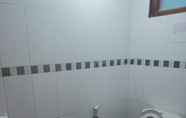 In-room Bathroom 7 Rumah Mantan Homestay (Wirosaban)	