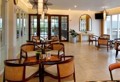 Bar, Cafe and Lounge 5 The Balcone Suite & Resort Bukittinggi