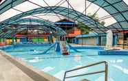 Swimming Pool 2 OYO 3290 Hotel Herlingga Jaya