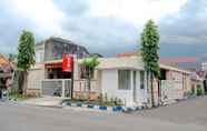 Exterior 5 OYO 2986 D&A Residence Syariah And Rent Car