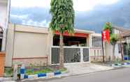 Bangunan 2 OYO 2986 D&A Residence Syariah And Rent Car