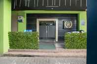 Bangunan OYO 2971 W&w Executive Hotel