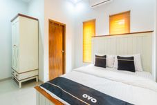 Bedroom Super OYO Collection O 3280 Cendhani Raras