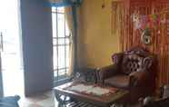 Lobby 6 OYO Life 2985 Kost Devira