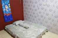 Bedroom OYO Life 2985 Kost Devira