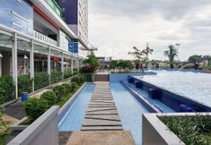 スイミングプール 3 Fully Furnished and Comfortable 1BR Green Pramuka Apartment By Travelio