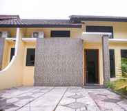 Exterior 5 OYO 3438 Pasir Padi Inn Syariah