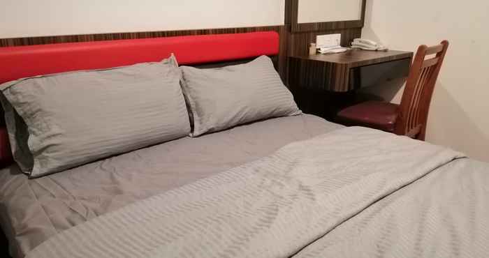 Kamar Tidur OYO 90027 Happy Hotel