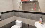 Toilet Kamar 4 OYO 90027 Happy Hotel