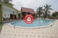 Swimming Pool OYO 3283 Bwalk Hotel