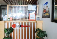 Lobby 6 RedDoorz near OWWA Pasay