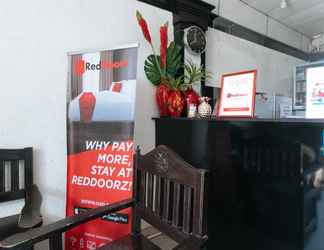 Lobby 2 RedDoorz Plus @ Villa Gloria Taguig - Vaccinated Staff 