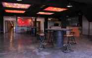 Quầy bar, cafe và phòng lounge 2 Jogja Backpacker Rooms