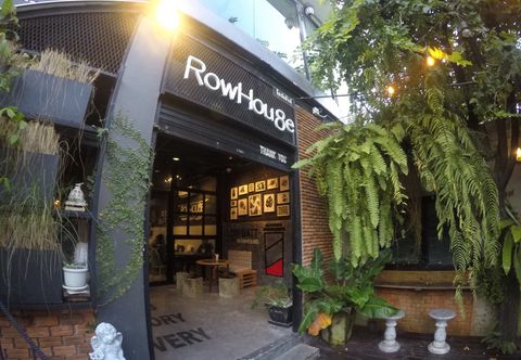 ภายนอกอาคาร Row Hou8e Hostel