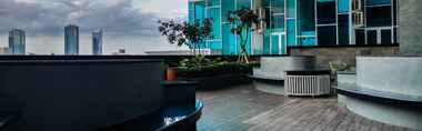 สระว่ายน้ำ 2 Nice and Best Price 2BR Apartment at Brooklyn Alam Sutera By Travelio