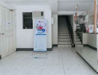 Lobby 2 RedDoorz @ Samat Mandaluyong - Vaccinated Staff 
