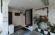 Lobi 4 RedDoorz @ DBuilders Rooms Bangkal Makati