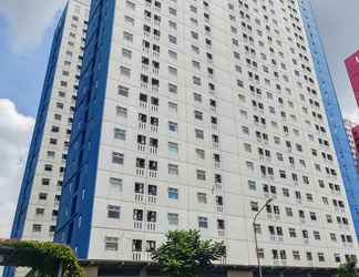 Bangunan 2 Comfy 2BR Apartment at Green Pramuka near Mall By Travelio