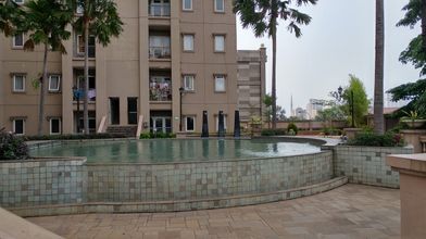 สระว่ายน้ำ 4 Cozy 3BR @ Grand Palace Kemayoran Apartment By Travelio