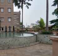 Kolam Renang 2 Cozy 3BR @ Grand Palace Kemayoran Apartment By Travelio