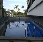 สระว่ายน้ำ 2 Studio Apartment at Beverly Dago near ITB By Travelio