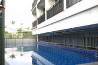 Kolam Renang Simple & Artsy Studio at Beverly Dago Apartment By Travelio