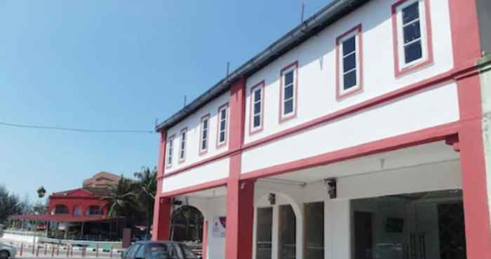 Bangunan OYO 90324 Muar Station Hotel