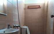 Toilet Kamar 6 Garden Guest House 