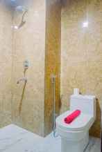 Toilet Kamar 4 Lavish 2BR Grand Sungkono Lagoon Apartment By Travelio