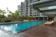 Swimming Pool 1BR Monochrome at Lexington Apartment By Travelio