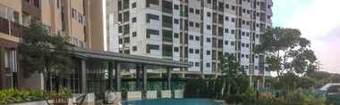 Swimming Pool 2 Best Homey Studio at Oasis Apartment By Travelio