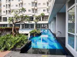 สระว่ายน้ำ 4 2BR Spacious in Strategic Location Bintaro Icon Apartment by Travelio