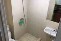 Toilet Kamar Skyline Studio Apartment Springlake Summarecon Bekasi by MDN PRO