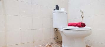 ห้องน้ำภายในห้อง 4 Studio Room Minimalist at Sunter Park View Apartment By Travelio