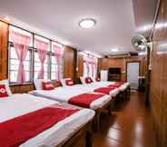 Kamar Tidur 4 OYO 402 Raknatee Resort