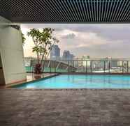 Kolam Renang 2 Studio Elegant at Menteng Park Apartment By Travelio